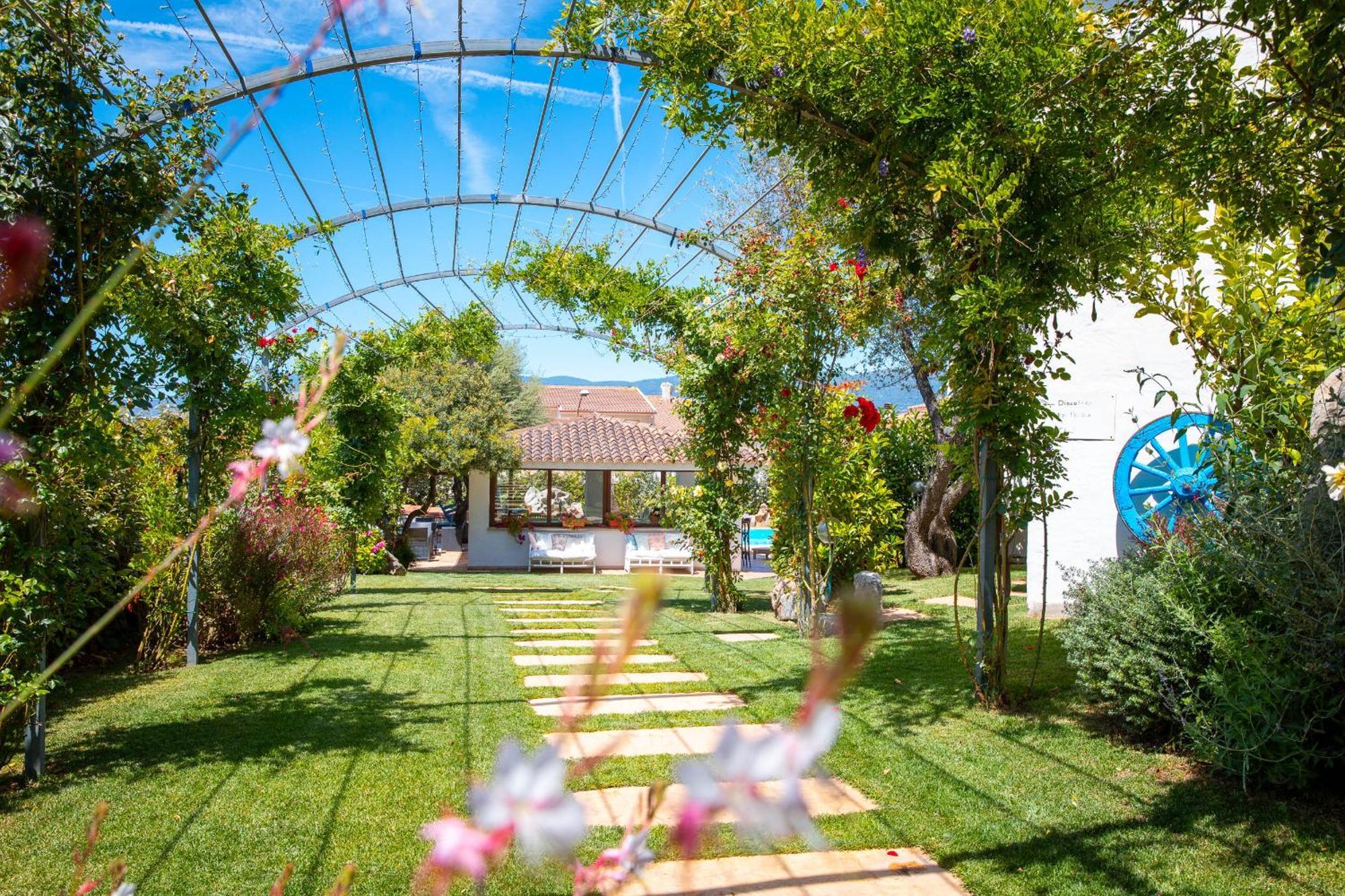 Hotel Ristorante S'Astore Benetutti Bagian luar foto
